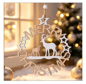 Detail eines handgefertigten Weihnachtsanhängers aus Holz mit Elch- und Sternmotiven