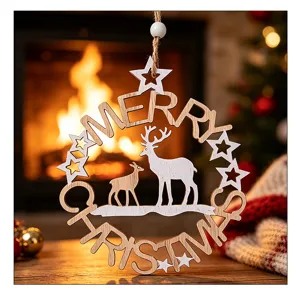 Nahaufnahme eines hölzernen Rentier-Weihnachtsschmucks in einer warmen Kaminszene