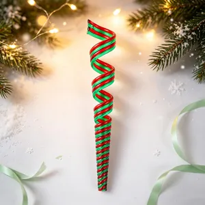 Feestelijke rood-groene spiraalvormige kerstversiering voor dennertakken en kerstverlichting