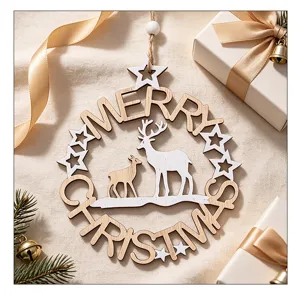Nahaufnahme eines hölzernen Merry Christmas-Anhängers mit einer schönen Rentierszene