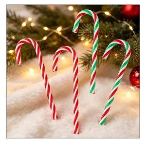 Nahaufnahme von klassischen roten und grünen Plastik-Weihnachtszuckerstangen