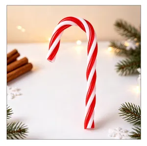 Detaillierte Nahaufnahme einer rot-weißen gedrehten Weihnachts-Zuckerstange aus Kunststoff