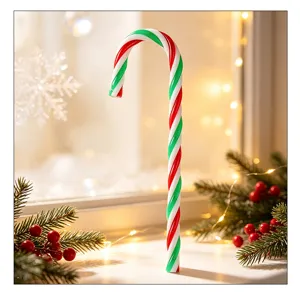 Nahaufnahme einer rot-grün gestreiften Weihnachts-Zuckerstange auf dem Fensterbrett