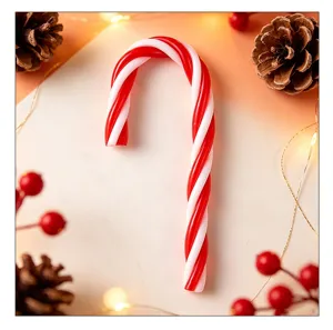 Detailaufnahme eines rot-weiß gestreiften Kunststoff-Zuckerstangen-Christbaumschmucks