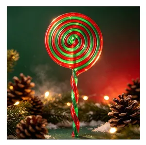 Makro-Detail eines großen rot-grünen spiralförmigen Weihnachts-Lutscher-Ornaments.