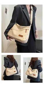 Vue détaillée du grand sac bandoulière en toile crème montré sous plusieurs angles sur modèle