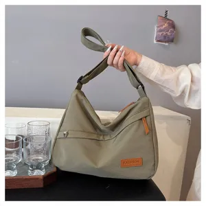 Gros plan d'un grand sac bandoulière vert olive en toile de style décontracté