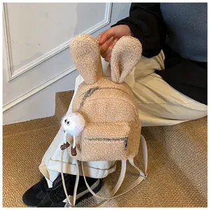 Mochila beige peluda de orejas de conejo para niños con llavero de pompón blanco