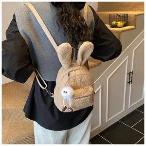 Vista trasera de un niño usando la linda mochila de peluche con orejas de conejo