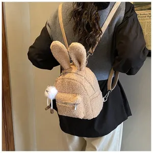 Vista trasera de una linda mochila de felpa con orejas de conejo y piel sintética suave