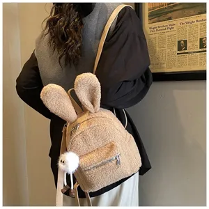 Vista detallada de la linda mochila de peluche beige con orejas de conejo para niñas