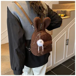 Vista detallada de la linda mochila de peluche con orejas de conejo para niñas