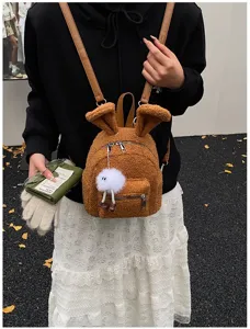 Primer plano de una bonita mochila de peluche marrón con orejas de conejo para niños