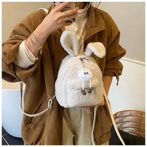 Bonita mochila de peluche blanco con orejas de conejo y colgante de pequeño monstruo