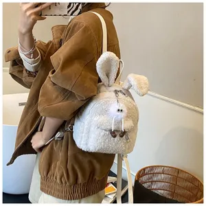 Vista detallada de la mochila de felpa blanca con orejas de conejo para la moda de invierno