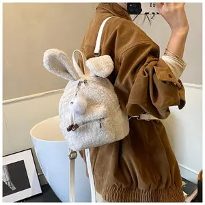 Vista detallada de una mochila de peluche blanca con orejas de conejo en una modelo