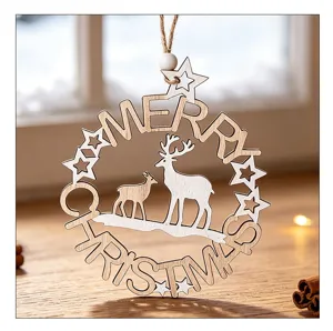 Nahaufnahme eines hölzernen Weihnachtsschmucks mit Rentier und Merry Christmas Schnitzerei