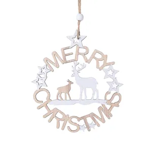 Handgefertigter hölzerner Weihnachtskranz mit weißen Elch-Silhouetten und Sternen