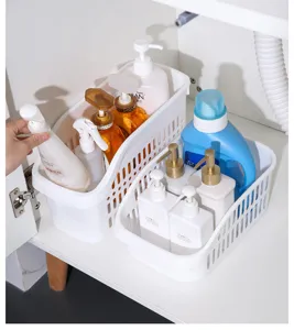 Cesta de almacenamiento de plástico blanco organizada en un armario de casa