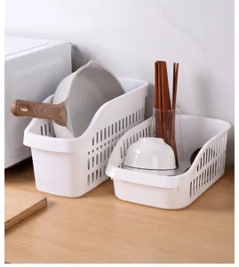 Cesta de almacenamiento de cocina minimalista de plástico blanco con utensilios varios