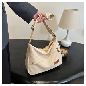 Détail d'un sac bandoulière minimaliste en toile beige avec sangle réglable