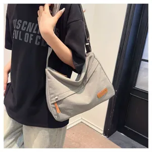 Sac à bandoulière gris décontracté de grande capacité dans un cadre de style de vie