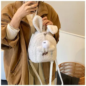 Adorable mochila de felpa blanca con orejas de conejo y detalle de pompón suave