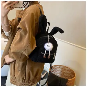 Lindo bolso mochila de peluche negro con orejas de conejo y amuleto de monstruo peludo en modelo