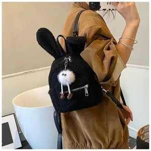 Lindo bolso mochila de felpa negra con orejas de conejo y un suave colgante de monstruo