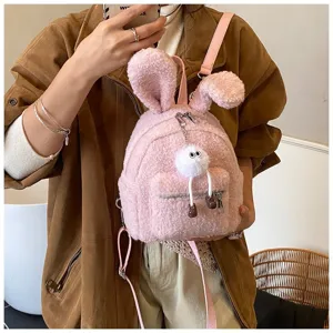 Vista detallada de la mochila de peluche rosa con orejas de conejo usada por un modelo