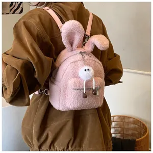 Vista trasera de una linda mochila de peluche rosa con orejas de conejo muy suaves