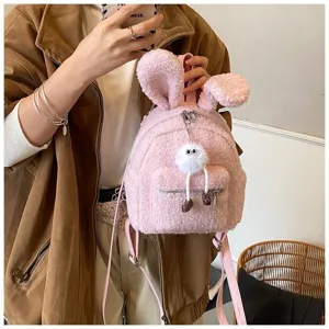 Vista detallada de la linda mochila de felpa rosa con orejas de conejo para niñas.