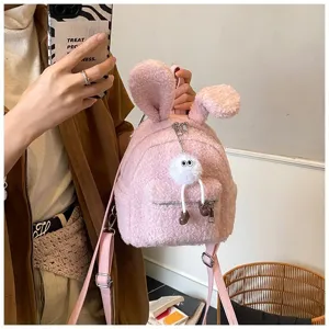 Primer plano detallado que muestra la suave textura de peluche rosa y orejas de conejo de mochila.