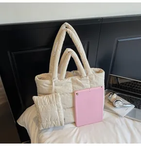 Beige gewatteerde puffer draagtas met bijpassend etui en roze tablet voor maatvoering.