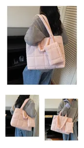 Model met een roze gewatteerde puffer draagtas met bijpassend klein opbergzakje.