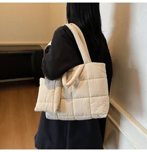 Achteraanzicht van een vrouw met een stijlvolle crème gewatteerde shopper en tasje