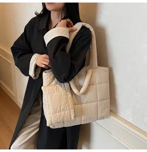 Stijlvolle beige gewatteerde puffer draagtas met bijpassende kleine etui voor dames.
