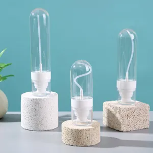 Set di tre flaconi spray da viaggio trasparenti su basi in pietra bianca decorativa
