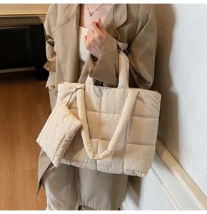 Gedetailleerd overzicht van een beige gewatteerde puffer-tote met bijpassende kleine tas.