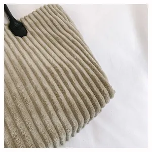 Macro-opname van de dikke kaki corduroy-textuur van deze stijlvolle herfst shopper tas