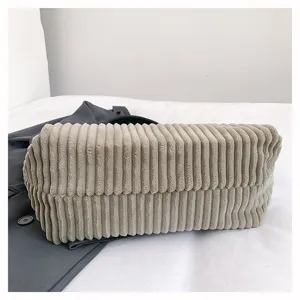 Close-up van de zachte ribfluwelen textuur van een beige grote tote bag voor dames