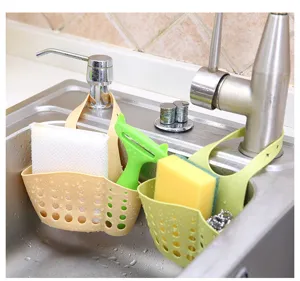 Dettaglio di sacchetti appesi regolabili per il drenaggio di spugne nel lavello cucina.