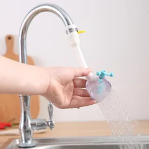 Detailopname van flexibele kraanfilter met spatwaterdichte waterstraal