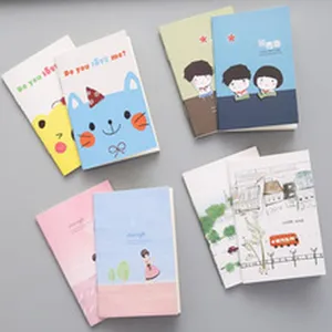 Detalle de portadas de mini cuadernos con ilustraciones de animales y paisajes