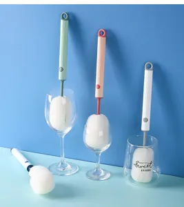 Detalle de cepillos para tazas con mango largo de esponja de luffa en colores pastel