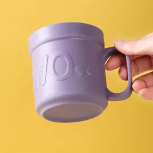 Bicchiere per risciacquo moderno in plastica viola opaca con lettere su sfondo giallo