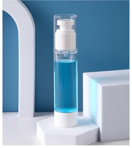 Vue détaillée d'un flacon sous vide transparent de 100 ml avec du liquide bleu sur support