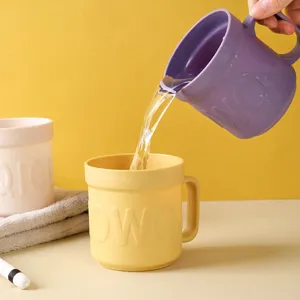 Simpatico bicchiere per spazzolini in plastica con lettere in rilievo e impugnatura ergonomica