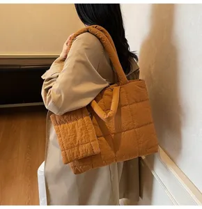 Bruine gewatteerde puffer tote tas met bijpassend tasje, stijlvol over de schouder