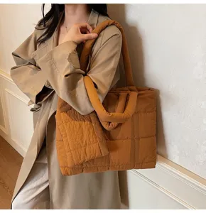Minimalistische gemberbruine gewatteerde katoenen draagtas gecombineerd met beige trenchcoat